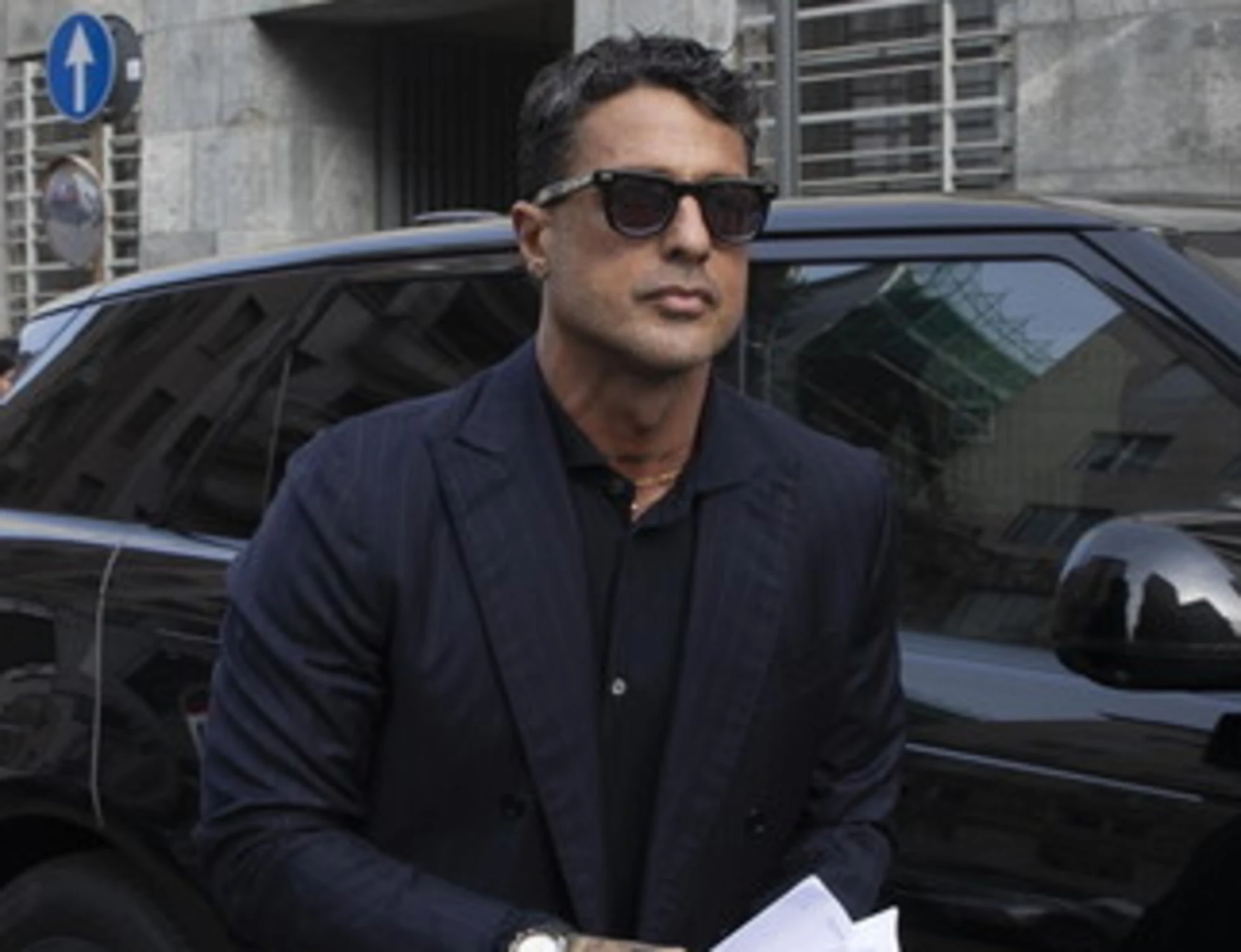 Fabrizio Corona, non si ferma all'alt dei carabinieri: bloccato e denunciato. Lui smentisce ma...