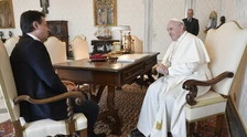 Giuseppe Conte fa gli auguri a Papa Francesco? Dagospia: "Premier disperato, ostenta un legame che non c'è mai stato"