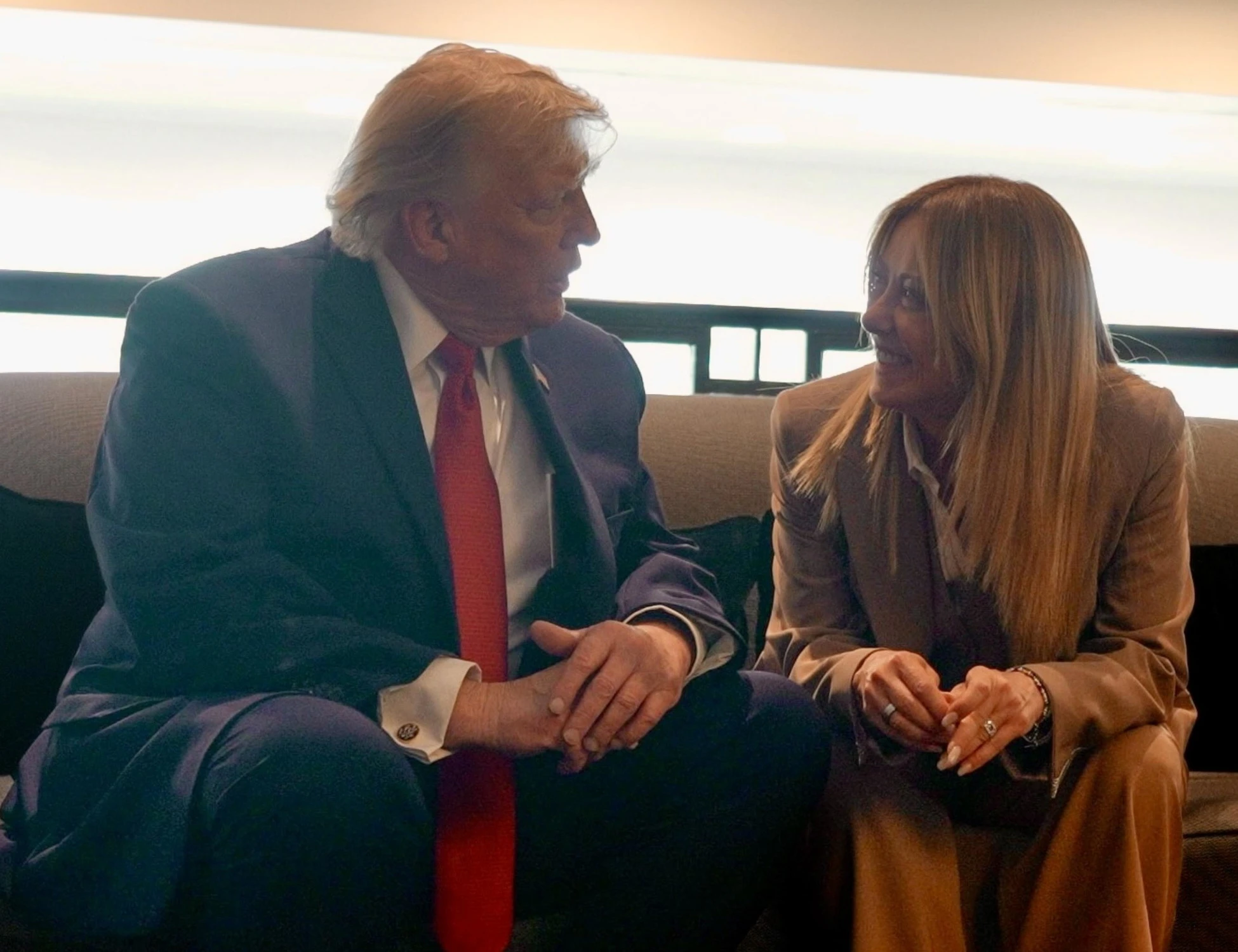 Trump, nuovo attacco a Meloni: "Mi ha implorato di fare una foto con lei"
