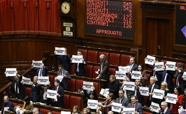 Manovra, via libera dalla Camera con 216 sì: il Pd perde la testa