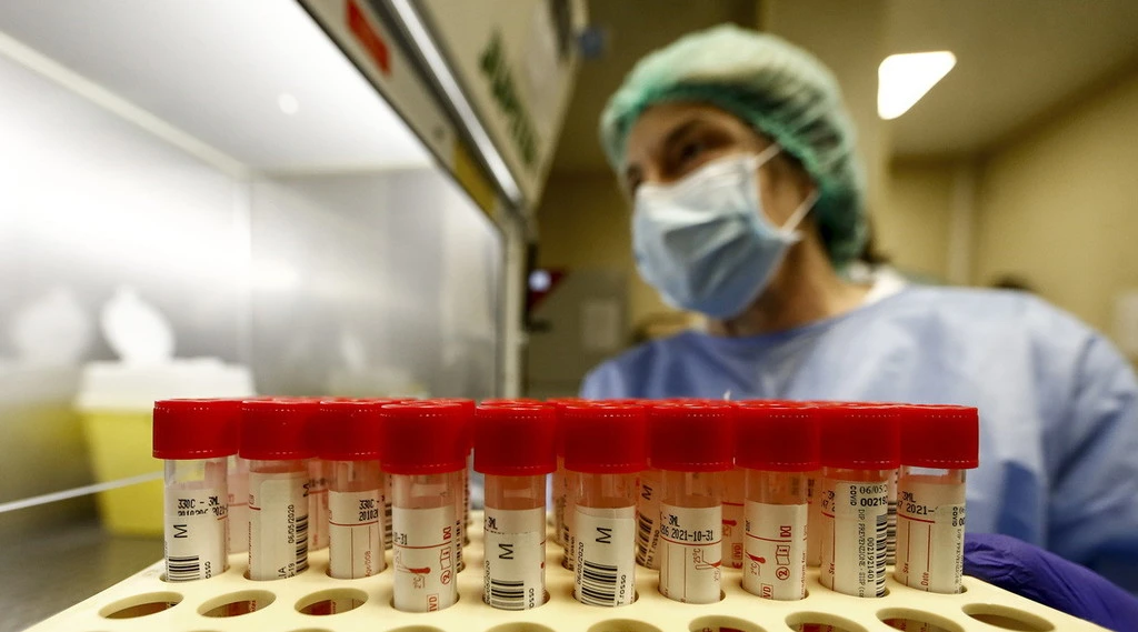 Coronavirus, impennata nella curva epidemica: contagi più che raddoppiati in 24 ore, il bollettino spaventa