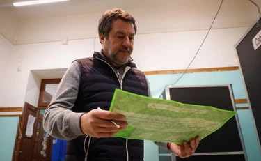 Referendum, incontra Salvini al seggio e finge di vomitare? La strepitosa risposta del leghista