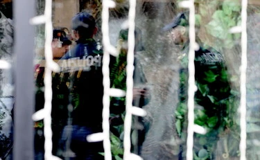 Ponte Milvio, nuda e con un coltello minaccia e terrorizza i passanti: fermata col taser