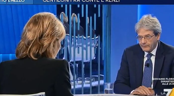 Paolo Gentiloni a Otto e mezzo, Lilli Gruber lo punzecchia e lui resta senza parole: "Non so perché dice così"
