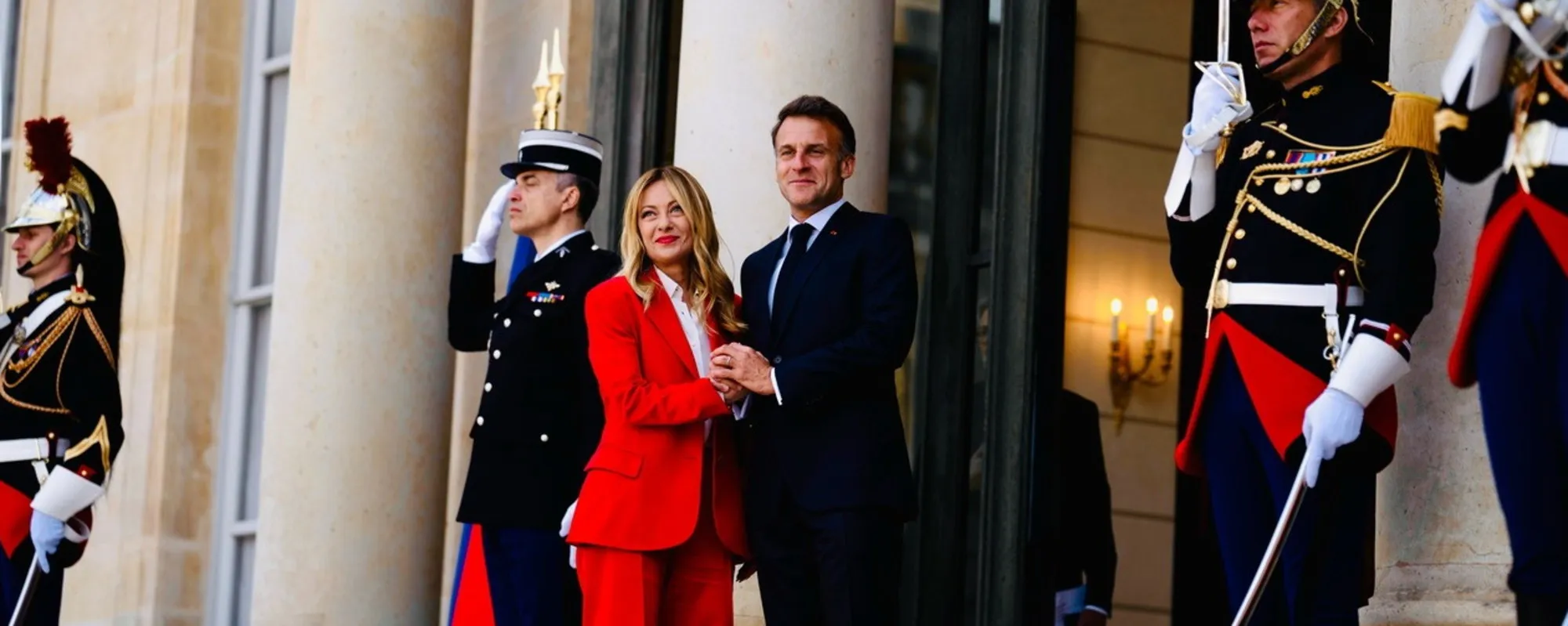 Leggi l'articolo: Mentre Meloni era a Parigi, Elly... Ecco come ci guadagnano entrambe