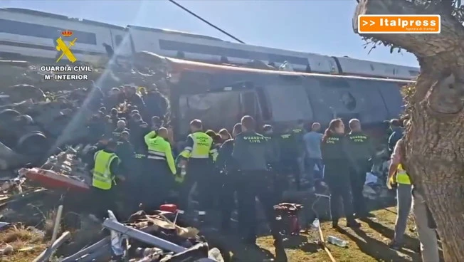 Spagna, aumenta il bilancio delle vittime nello scontro fra due treni