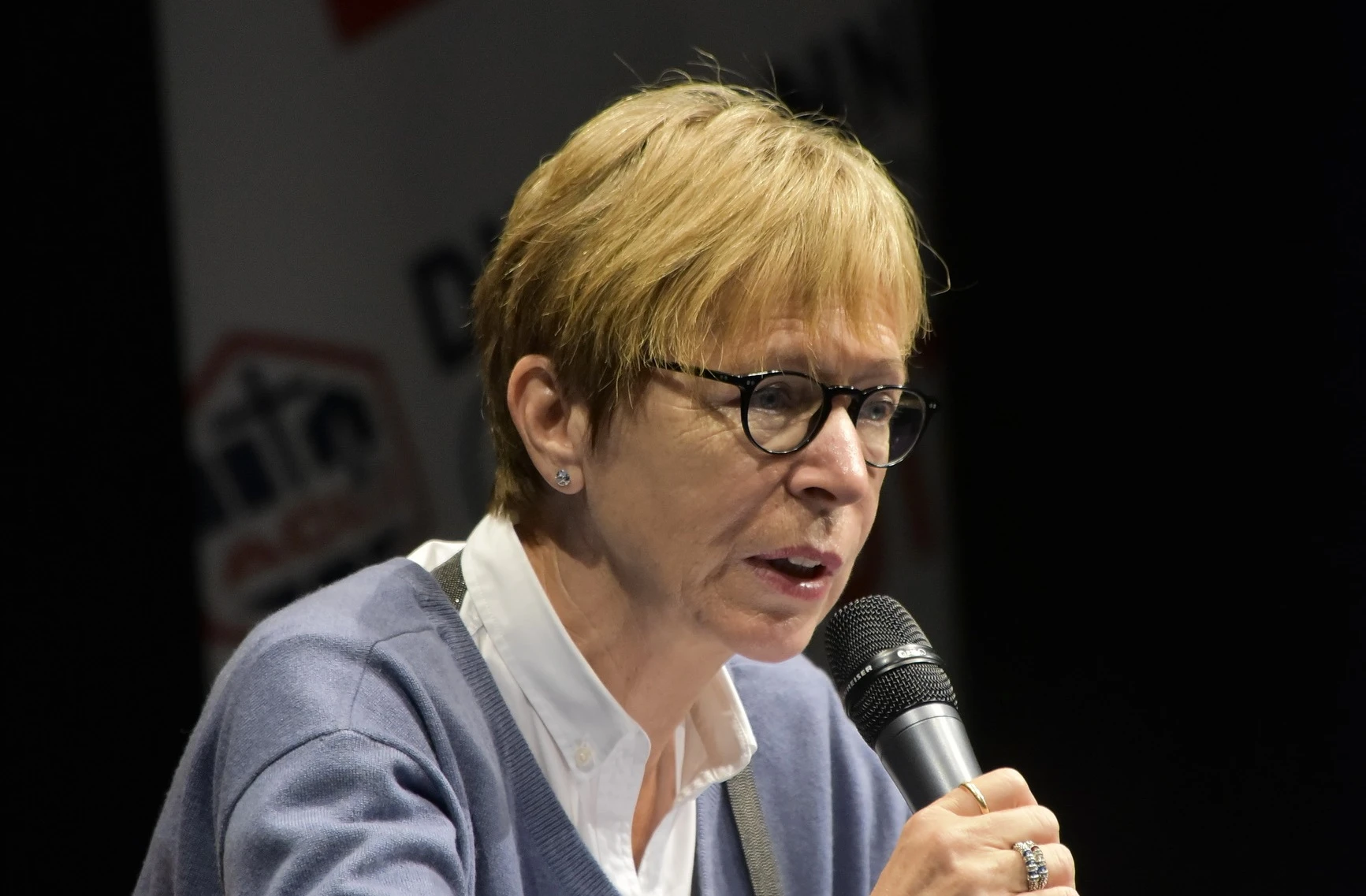 Milena Gabanelli contro Marco Minniti: "Post-comunista". E il candidato Pd va al tappeto