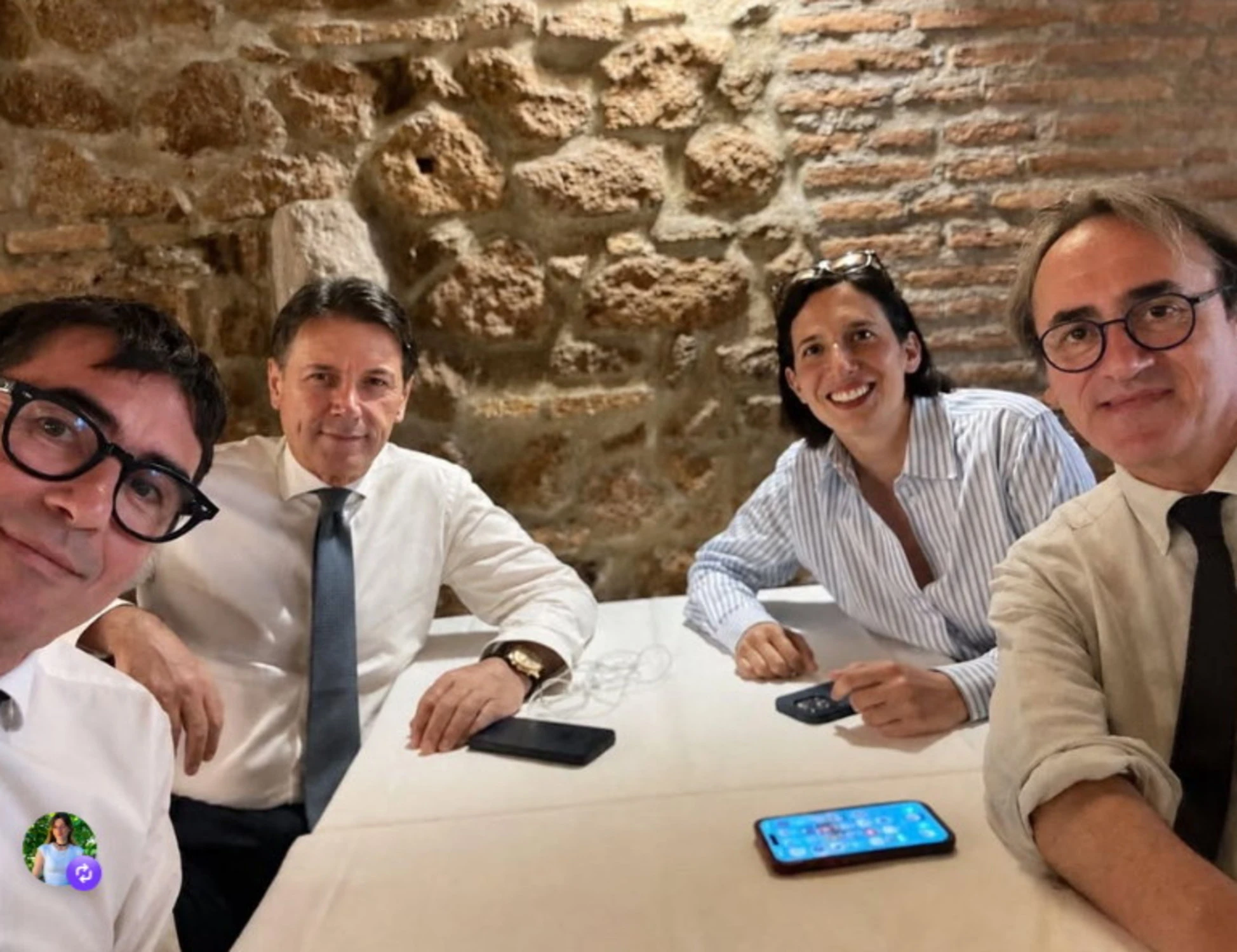 Nicola Fratoianni posta la foto con Conte, Schlein e Bonelli all'osteria: travolti dagli insulti