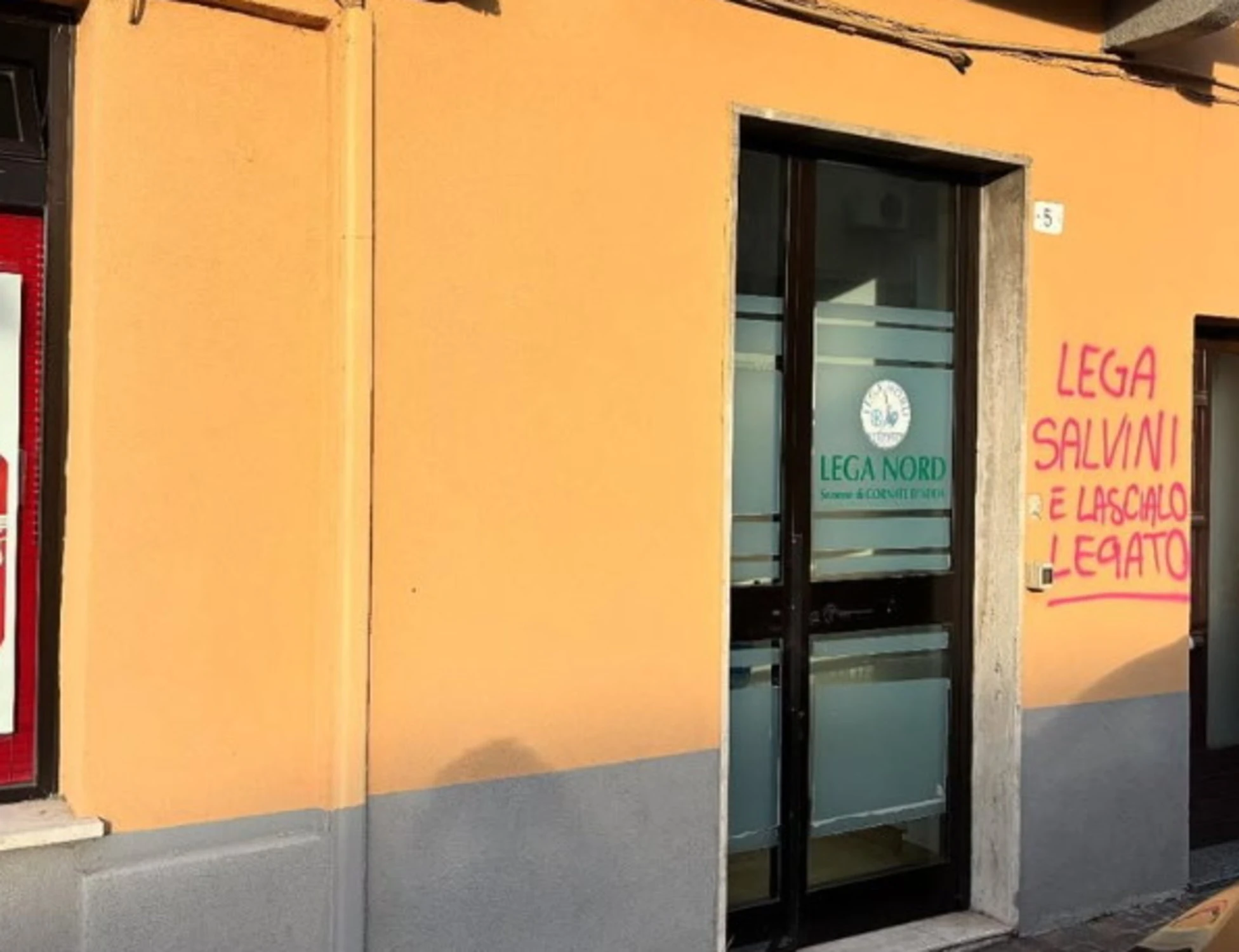 Matteo Salvini, scritta-choc davanti alla sede della Lega: "Inquietante"