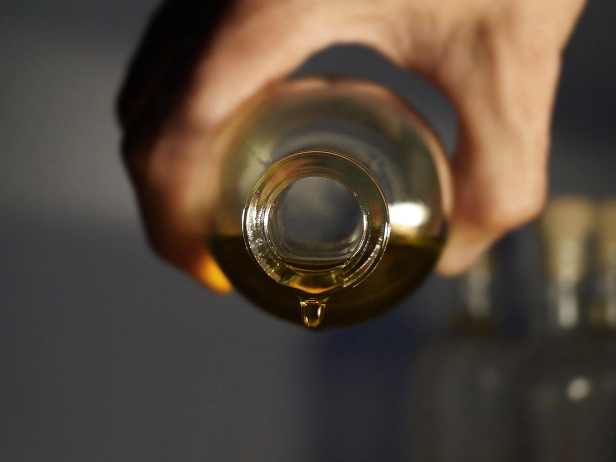 Prato, sfregiata in strada con un coccio di bottiglia: arrestato un marocchino