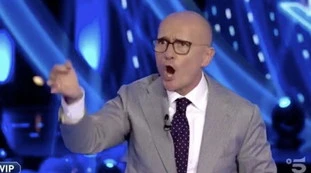 Grande Fratello Vip, raptus di Alfonso Signorini: "Comando io, chiaro? Taci, gran maleducata". Mai visto: la vip brutalizzata