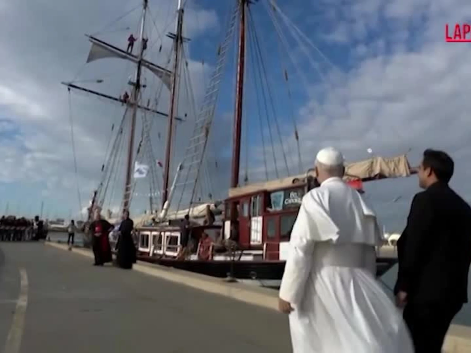 Leone XIV, visita a sorpresa all'equipaggio di una nave scuola a Ostia