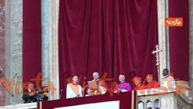 Elezione Papa leone XIV, sulla loggia di San Pietro accanto a Prevost anche Parolin e Puljić