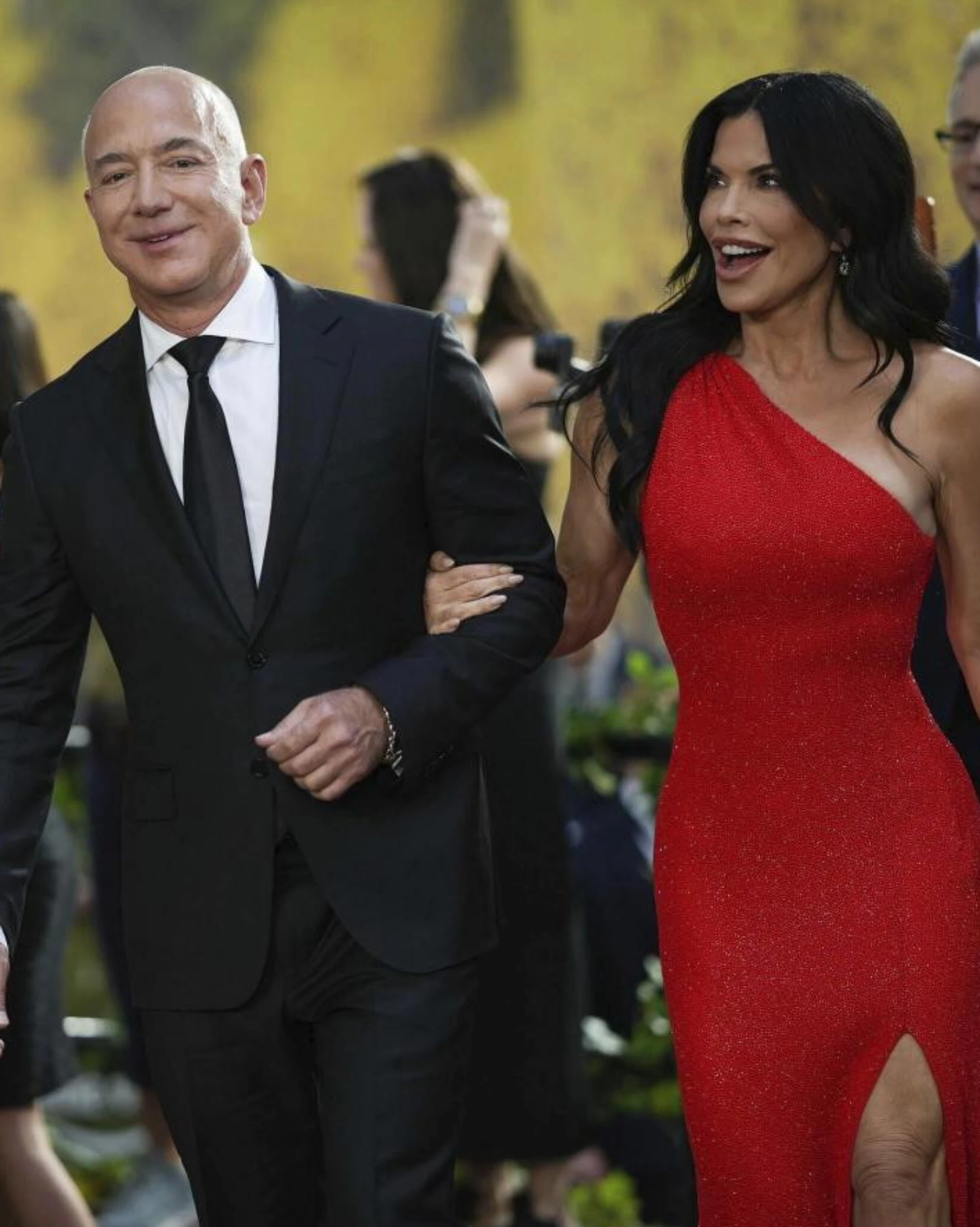 Michele Serra e compagni invocano la cacca dei piccioni contro Bezos