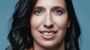 Elly Schlein, il "bacio della morte" alla segretaria: occhio a questa copertina