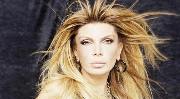 Ana Bettz fermata al confine su una Rolls Royce: quanti soldi nascosto nel baule. Una cifra mai vista
