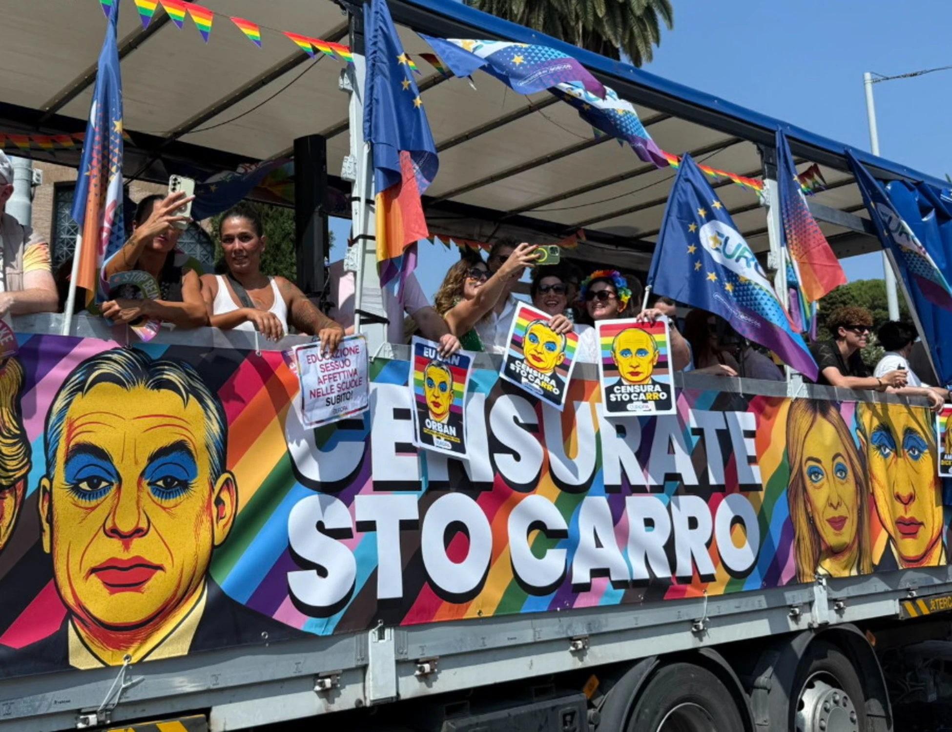 Roma, al Gay Pride il fango contro Giorgia Meloni: "Censurate sto carro"