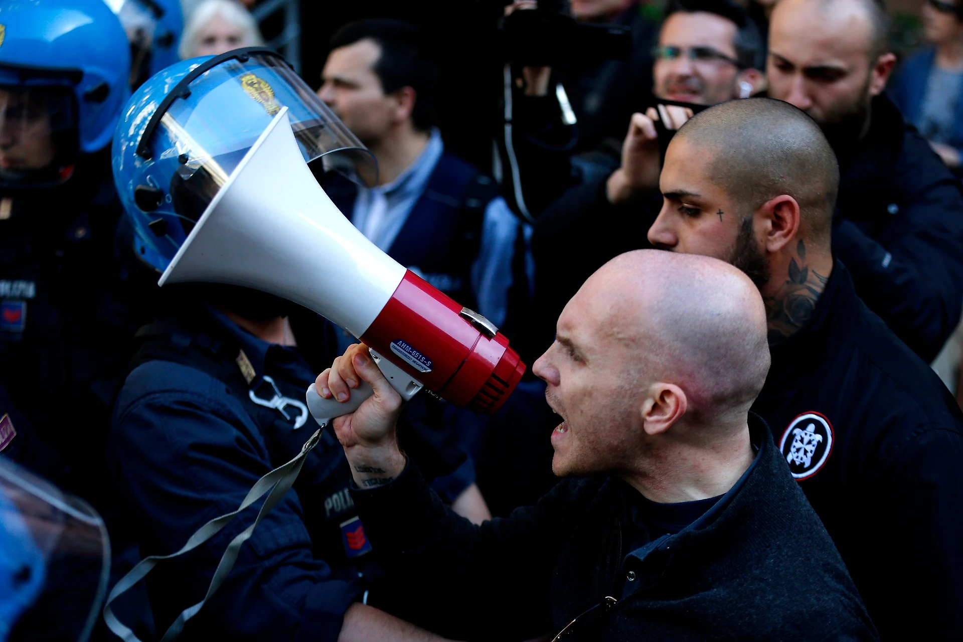 Roma, indagate 65 persone per le rivolte contro i rom: ci sono militanti di Casapound e Forza Nuova