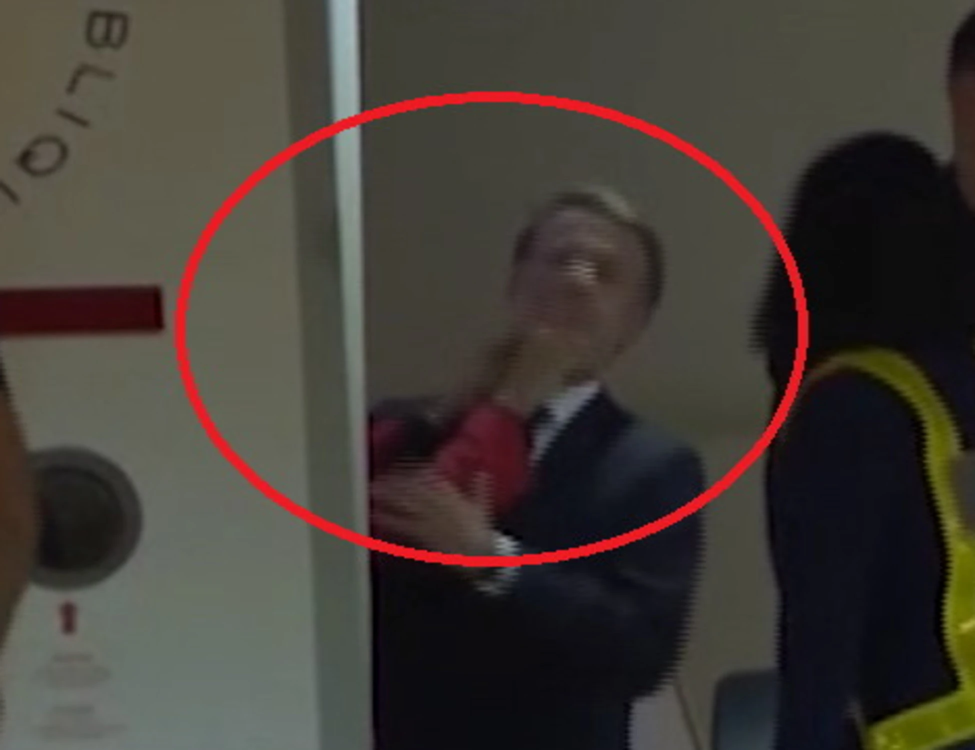 Macron schiaffeggiato dalla moglie: il video diventa un caso