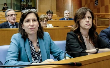 Schlein accerchiata, la fronda monta una "tenda" anti-Elly