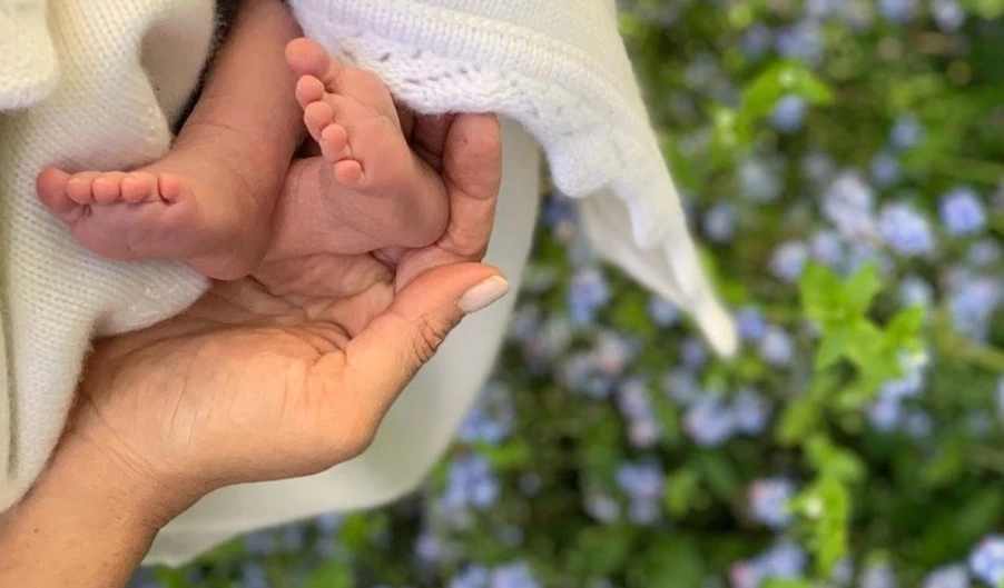 Meghan Markle, la foto dei piedini del Royal Baby: il dettaglio che sconvolge il Regno Unito