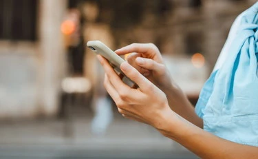 Telefonino, vietarlo o no... Noi genitori nel limbo
