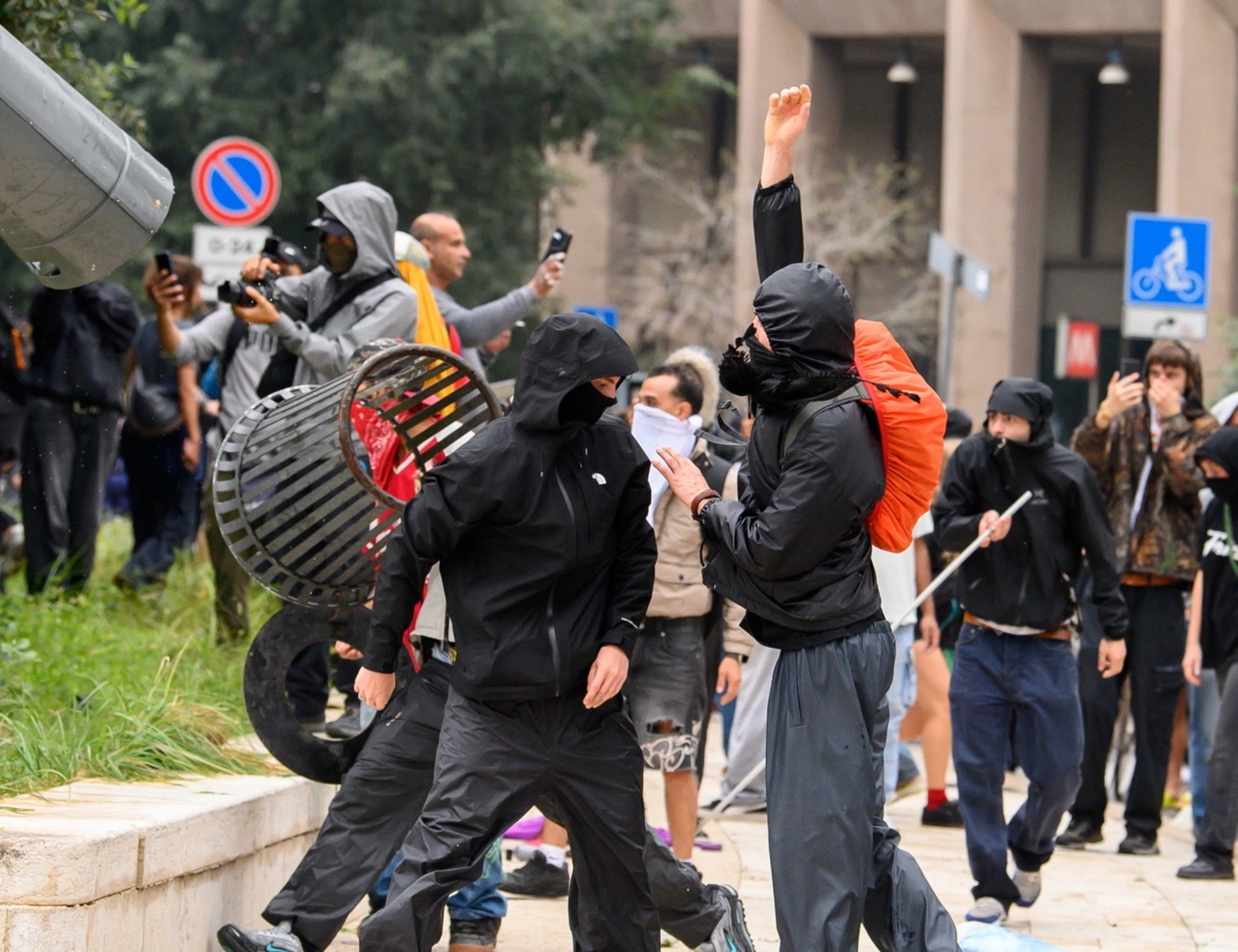 Milano, ira di FdI per questa foto: "Si chiedono dove sia l'odio: ecco la risposta"