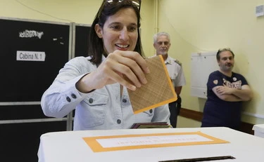 Elly Schlein sulle presunte irregolarità ai seggi: "Vigiliamo su cosa accade"