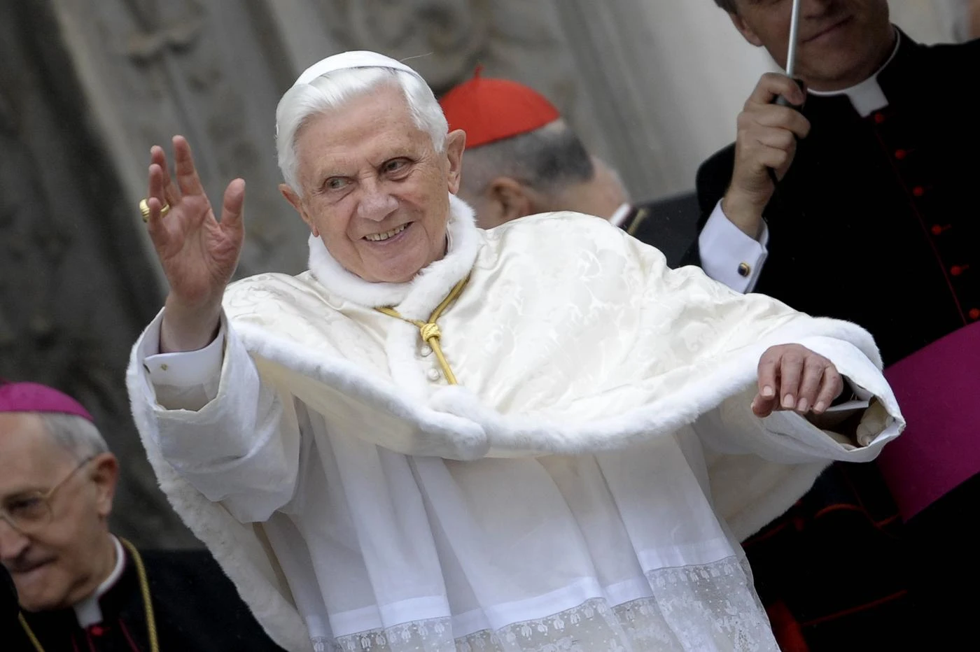 Papa Francesco svela le condizioni di salute di Ratzinger: "Lucidissimo, il problema sono le ginocchia"