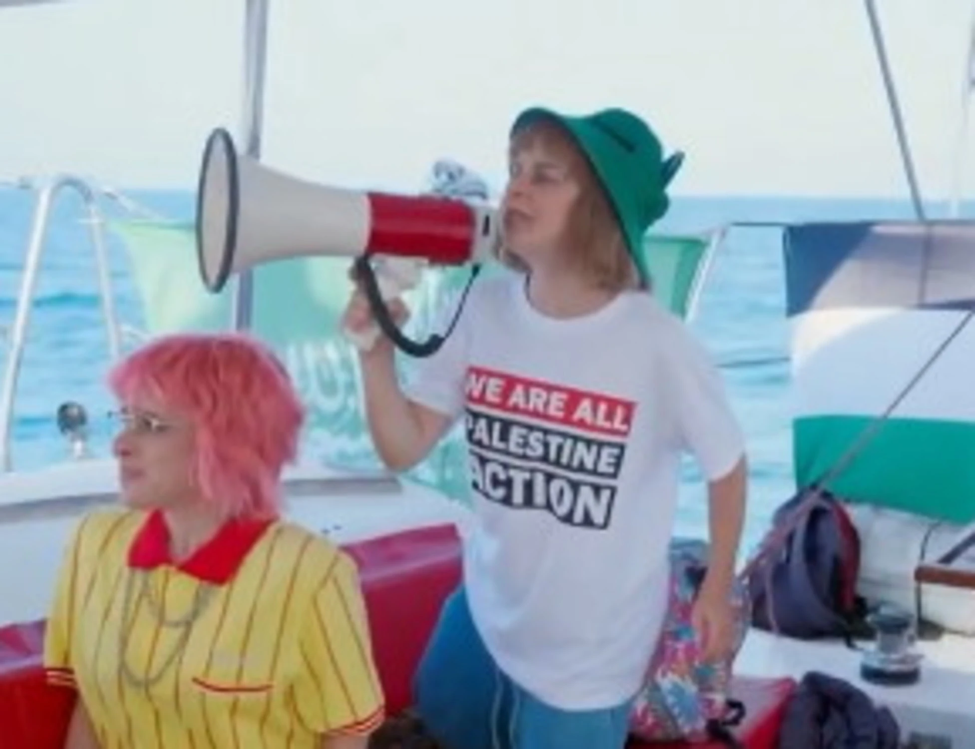 Flotilla, il video-parodia di Greta e attivisti: "Stop alla guerra? Vergognatevi"
