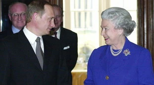Regina Elisabetta, tremenda profezia su Putin: "I cani..."