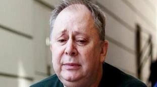 Lele Mora, la terribile confessione: "Tentai il suicidio sigillandomi naso e bocca con  i cerotti che tenevano insieme l’abat-jour rotta"