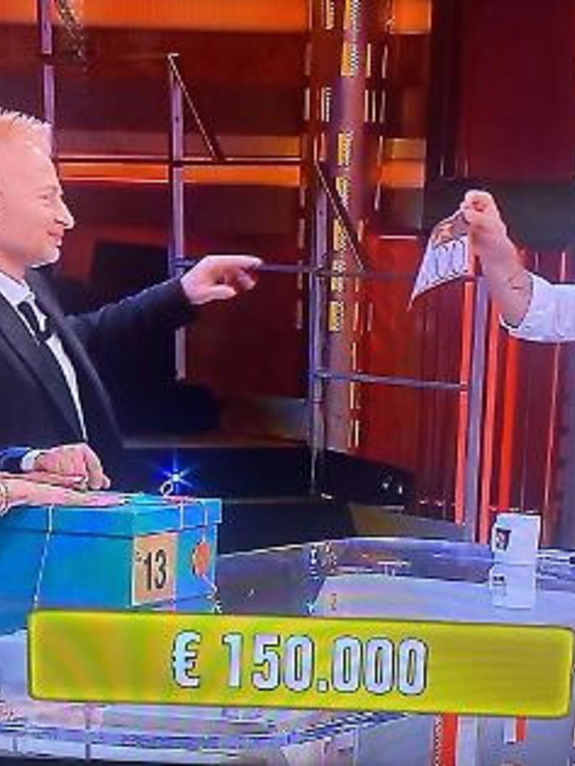 Affari Tuoi, Mariano e la frase sconcertante: "Come il mignolo"