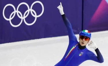 Milano-Cortina, Sighel guida l'Italia al bronzo nella staffetta contro giudici e sfortuna