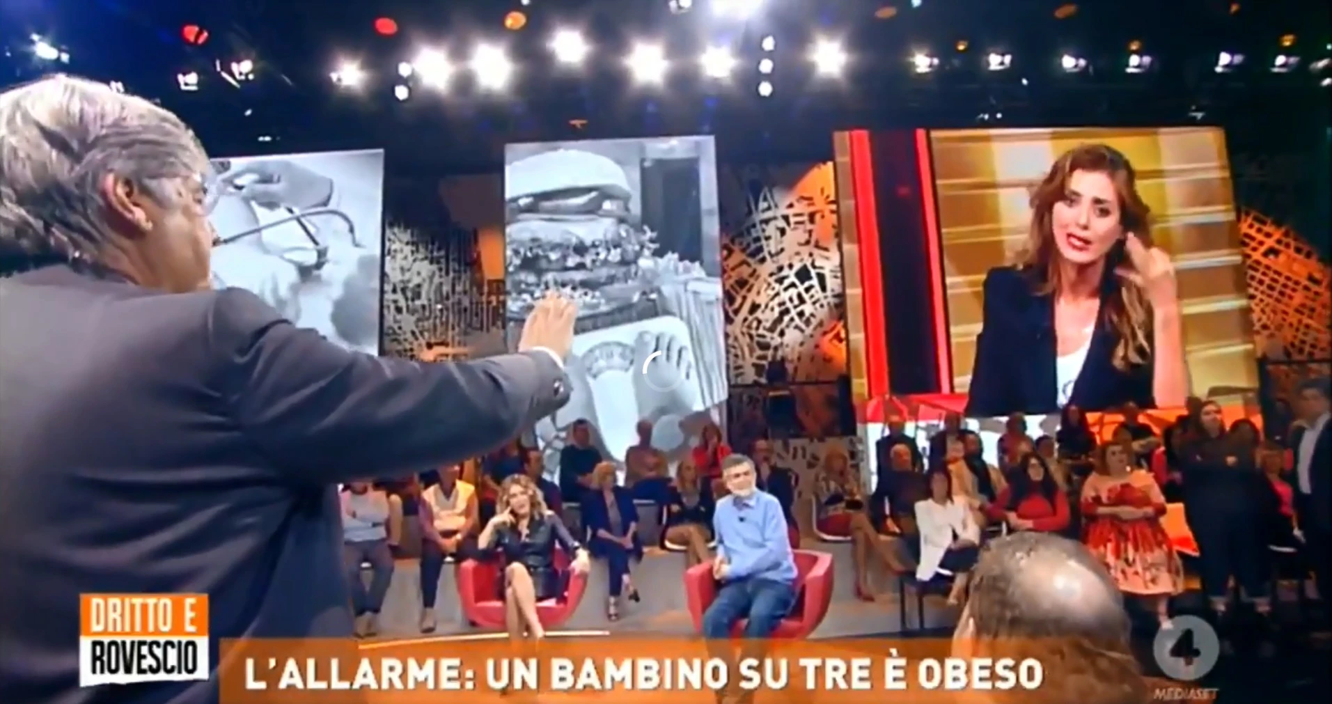 Dritto e Rovescio, Paolo Del Debbio gela Daniela Martani: "Quando mangia non prova piacere?"