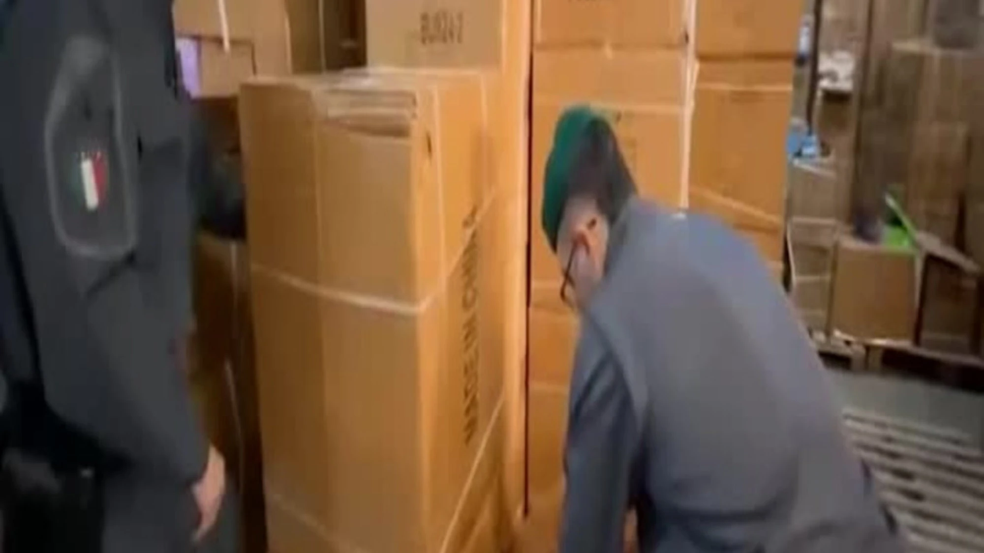 Roma, Gdf sequestra oltre 7mila paia di scarpe: la scoperta