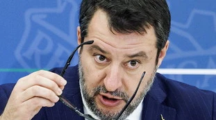 Salvini, pugno di ferro sulle ong: "Leggevo, molti scandalizzati"