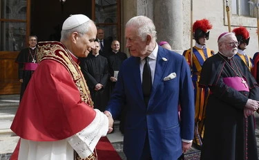 https://media.liberoquotidiano.it/hSpbKR-k8jmFCMmOvAWEGkg9xVlGEh_UWOSnjKTQ1uY/width:800/quality:90/aW1hZ2VzLzIwMjUvMTAvMjQvMDgzMDQxNTYyLTQ0NjNkYmU2LThiOTQtNDkxOC04MjAzLWFiOGRkZGY0MWMwYy5qcGc.webp