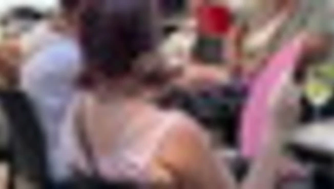 Dal ventaglio al ghiaccio, come i turisti sopravvivono al caldo a Roma