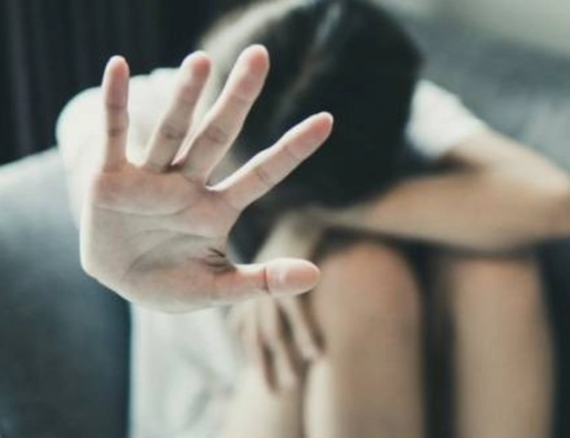 Genova, picchia la fidanzata e poi la costringe a un rapporto a tre: arrestato albanese