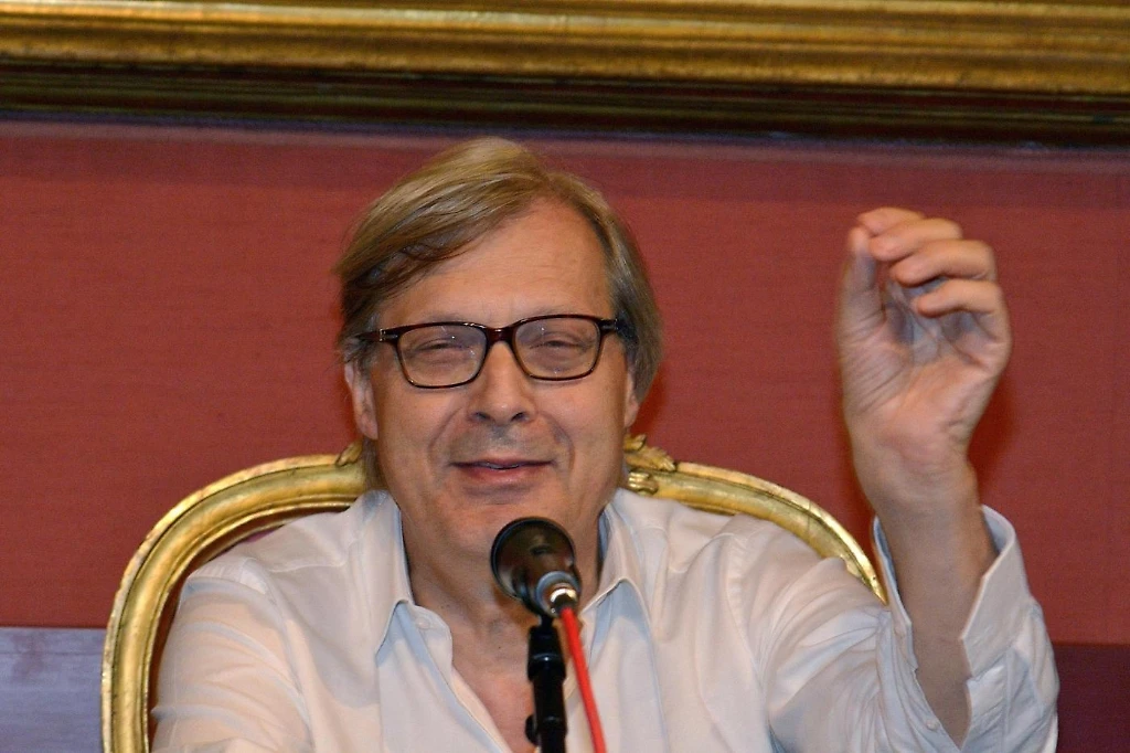 Porno Vittorio Sgarbi: "Ho fatto sesso in chiesa. E anche a teatro: lei si affacciava, io agivo da dietro..."