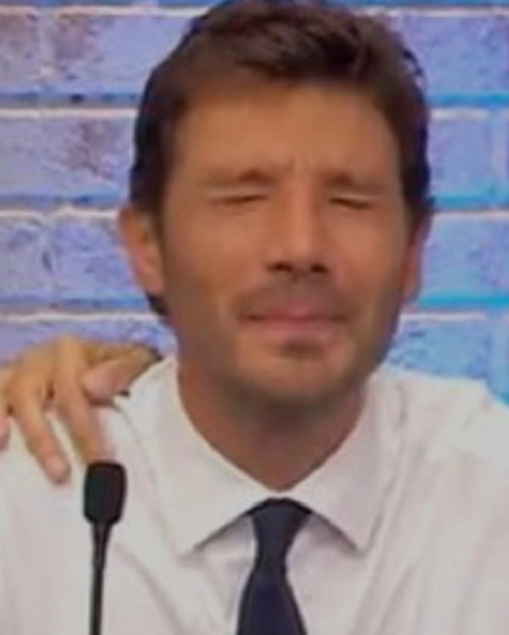 Affari Tuoi, De Martino festeggia in studio: ecco come
