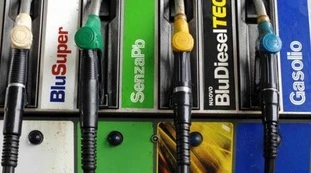 Benzina, prezzi in picchiata? Ma il governo non si fida