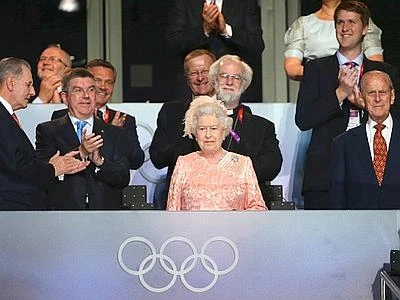 Dalla Regina Bond girl a Hey Jude Londra dà il via alle Olimpiadi