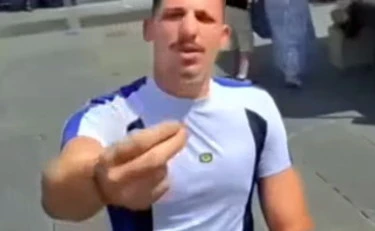 Torino, maranza la palpeggia alla fermata del bus e lei lo umilia con un video: "Nel tuo Paese non lo faresti"