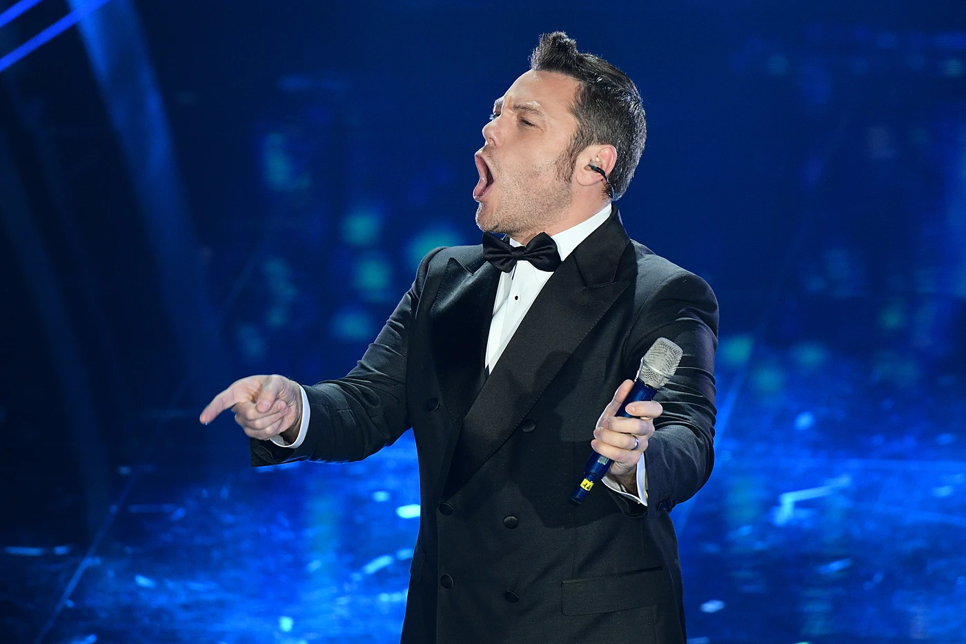 Sanremo 2020, Tiziano Ferro contro Fiorello: "Statte zitto". Amadeus: "Battuta infelice". Un caso all'Ariston