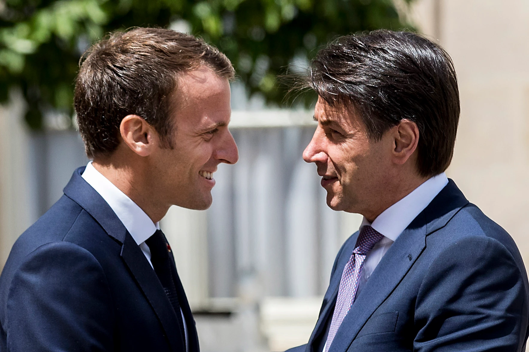 Giuseppe Conte sgonfia la flat tax e cerca il patto con Emmanuel Macron sulle nomine