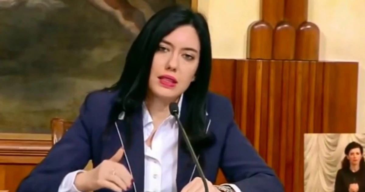 Striscia la Notizia corrosiva contro Lucia Azzolina: "Fa ridere allo stesso modo", grillina sistemata
