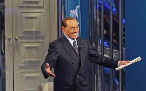 Silvio Berlusconi a Porta a Porta abbraccia Arrigo Sacchi: "Il nostro Milan è stato il più forte del mondo"