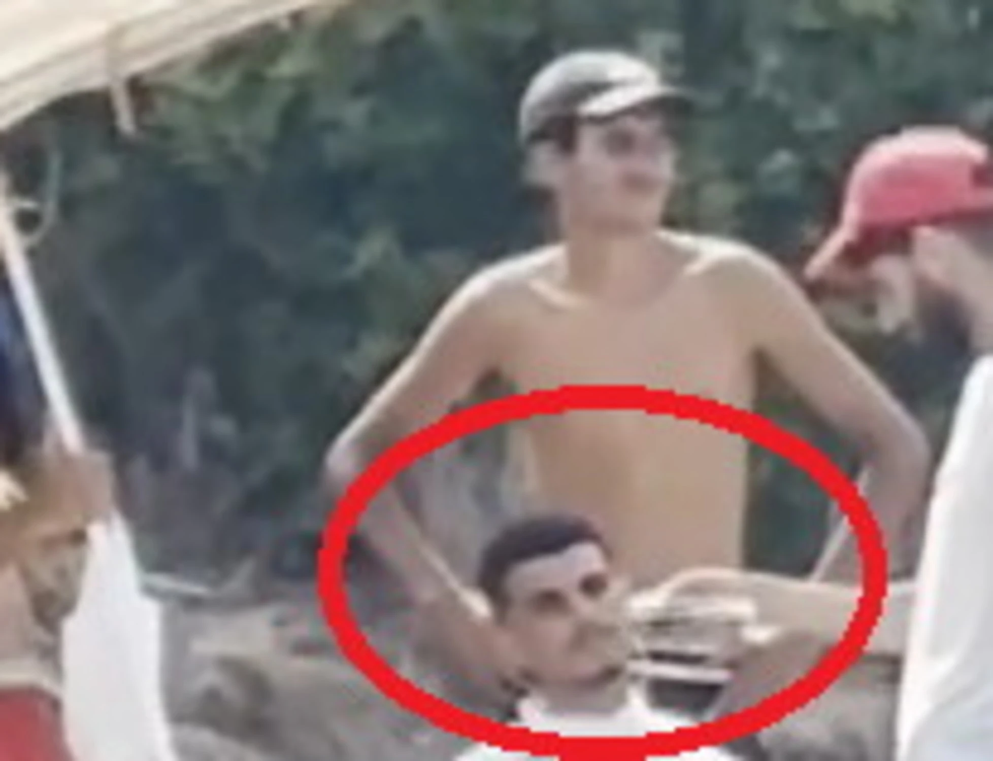 Ceuta, in spiaggia spunta il barbiere per i migranti: "Qualcuno avverta Sánchez"